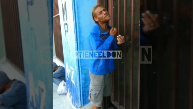 Cantante callejero Increíble lo que hace con la voz!