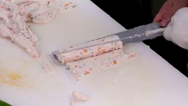 Сосиски в тесте на палочке и не только готовят уличные повара смотреть онлайн