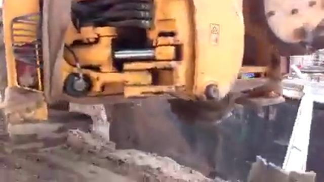 Крановщик  завалил кран ..Crane operator failed the crane ..