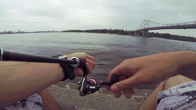 Рыбалка на НАБЕРЕЖНОЙ Киева. Ловля хищника ЛЕТОМ с берега. ХОРОШИЙ КЛЁВ в центре города. смотреть онлайн