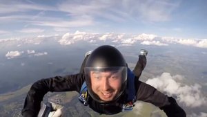 Прыжок с парашютом в облака.