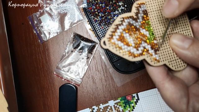 Простое закрепление нити и исправление ошибок при вышивке бисером на дереве. МК для начинающих. смотреть онлайн