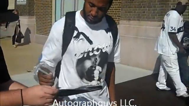 BRANDON GIBSON OF THE ST. LOUIS RAMS SIGNING AUTOGRAPHS AFTER A RECENT RAMS HOME GAME смотреть онлайн