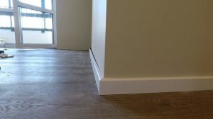 Монтаж МДФ плинтуса Cosca Décor на кривые стены, спасибо рукожопым штукатурам малярам за подготовк