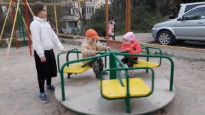Карусель на детской площадке