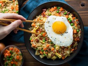 Тройное утиное яйцо! жареный рис с мясом базилика - тайская уличная еда