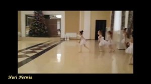 Дети танцуют танец снежинок
