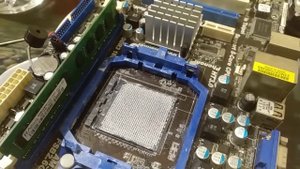 Кто-то нанёс термопасту прям на Сокет/Socket. Это просто ужас!!!