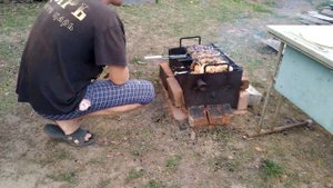 Приготовление шашлыков на природе.