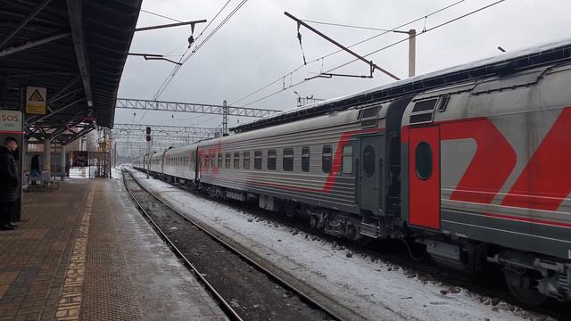 " Зимнее видео " ЭП2К 175 с поездом 12Я Москва Новый Уренгой проследует ст. Мытищи смотреть онлайн