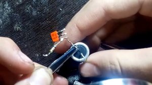 как сделать мигалку на транзистора кт315? сборка по видио