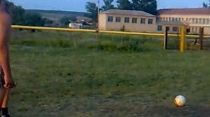 Удар мячом по воротам по штанге .mp4