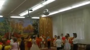 Вход на осенний праздник с султанчиками