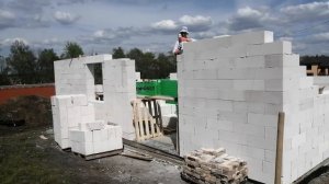 ? Молодая пара своими руками строит дом со вторым светом