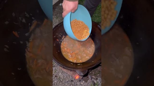 МУЖ ГОТОВИТ ПЛОВ НА ДРОВАХ смотреть онлайн