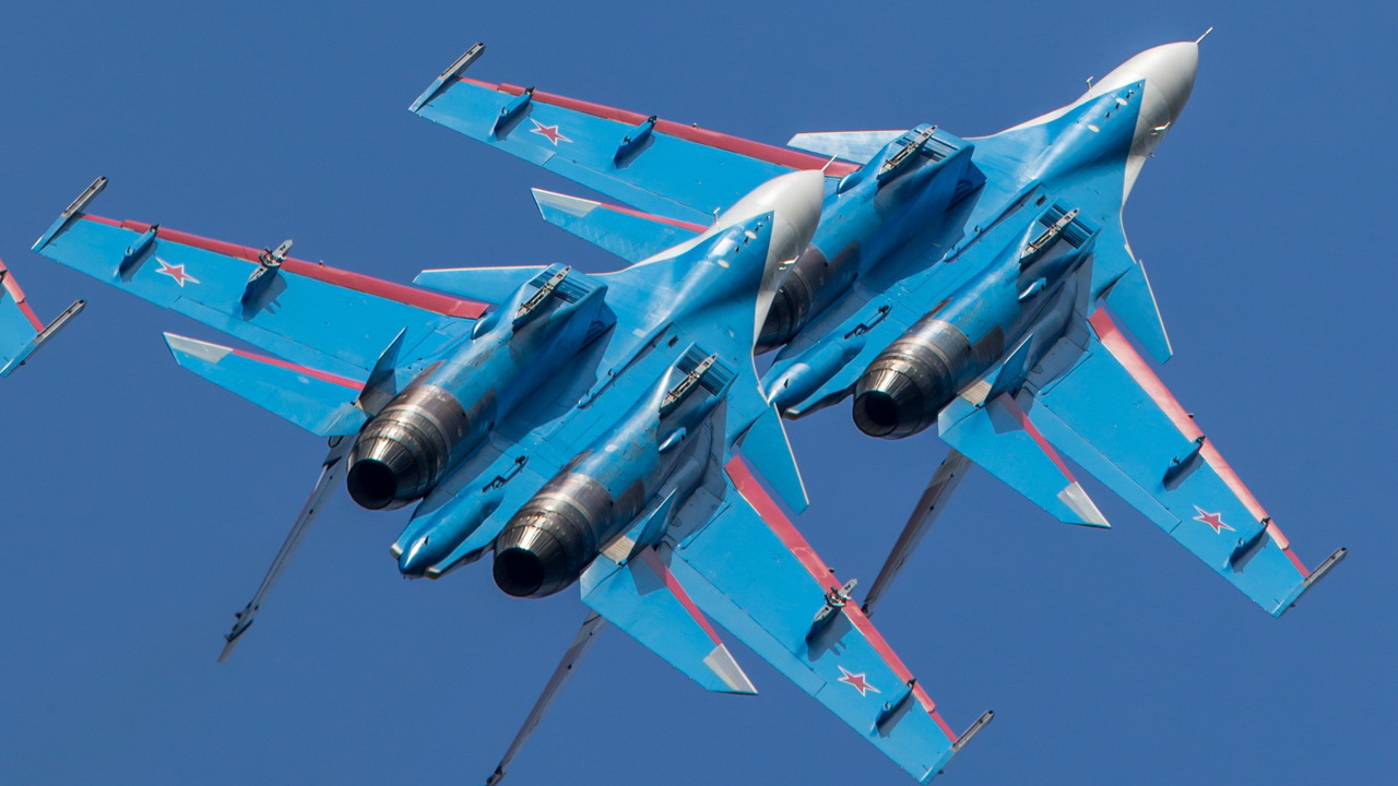 Группа боевых самолетов. Русские Витязи в Сургуте 2022. Витязи пилотажная группа. Русские Витязи в Сургуте.