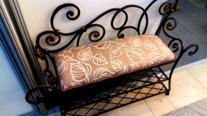 Кованая скамейка в прихожую с полками для обуви