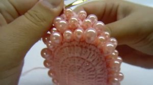 Вязаные крючком пинетки туфельки- пуанты с бусинками