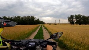 Покатушка на квадроцикле по грязи после дождя.