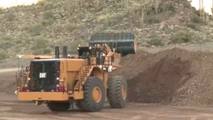 Мощный фронтальный погрузчик Caterpillar грузоподъемностью 45 000 кг
Мощный фронтальный погрузчик