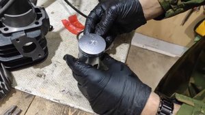 2T скутер Yamaha jog ЗАМЕНА ПОРШНЕВОЙ и адресная обработка двухтактнового двигателя ФОРСАНОМ