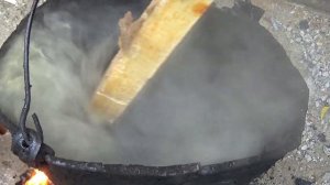 ЗАЛИВАЮ ГУДРОНОМ ДЫРЫ НА КРЫШЕ ГАРАЖА