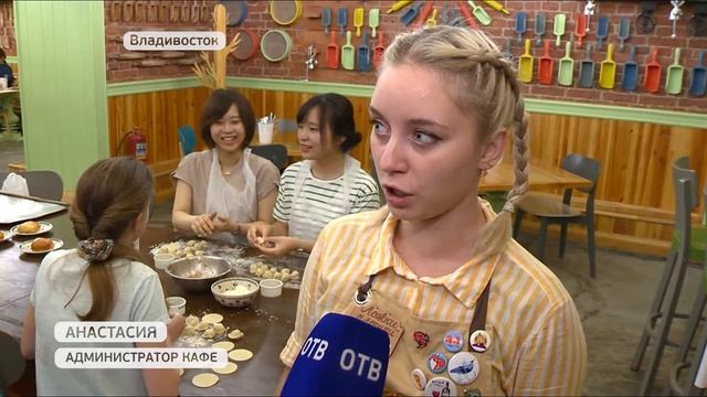 Туристов во Владивостоке учат лепить пельмени