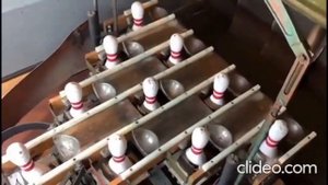 кто расставляет кегли в боулинге.