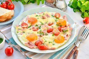 КАК ПРИГОТОВИТЬ ЯЙЦА С ВЕТЧИНОЙ И СЫРОМ