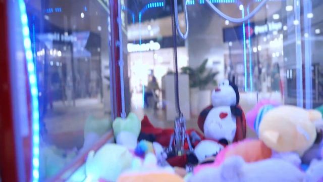 КАК ДОСТАТЬ ВСЕ ИГРУШКИ из АВТОМАТА С ИГРУШКАМИ? КРУТОЙ ЛАЙФХАК!? Не достает? смотреть онлайн