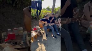 рамир поет у монахи глаза   гитара с треснувшей декой ?? цыган поет