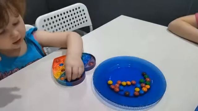 Вика и Ксюша! Решили сделать шоколадный POP IT! Что получилось? Бонус: Песня для папы! смотреть онлайн