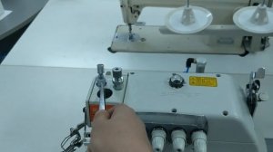 Оверлок с верхним продвижением с цилиндрической платформой Siruba 747KST