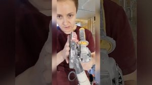 Как быстро очистить старую краску и побелку с потолка и стен.