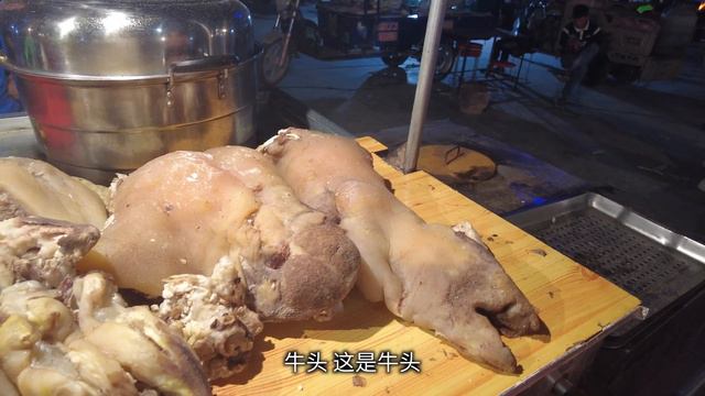 中国在新疆沙漠边缘建的城市，满城都是高楼很繁华，在这我们吃到了最美味的新疆烤鱼