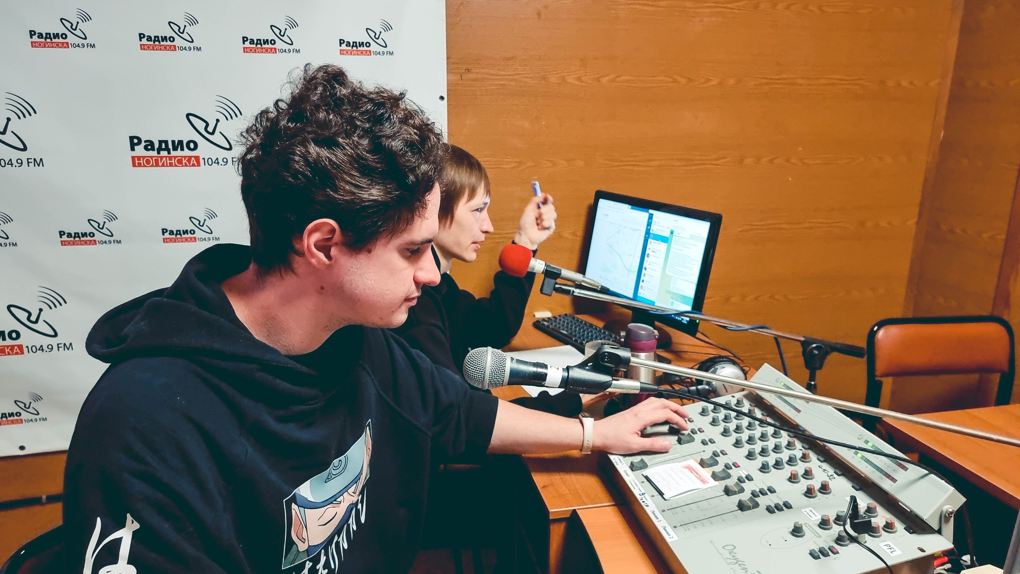 Александр степанов ст. Вадим витальевич мотылёв. Репер и музыкант вместе работают курьерами. St певец. Новая волна моргенштерн dj smash.