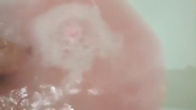 Подарок на день рождения сестры!!Сравниваем покупную и самодельную бомбочку!! смотреть онлайн