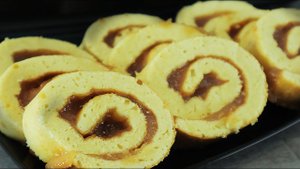 Бисквитный рулет с повидлом. Простой, вкусный и бюджетный рулет к чаю