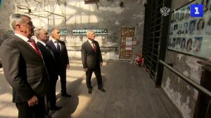 Владимир Путин возложил цветы к памятнику «Древо скорби» в Беслане