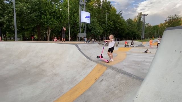 Армения/Ереван: Скейт парк/попугай Жако смотреть онлайн