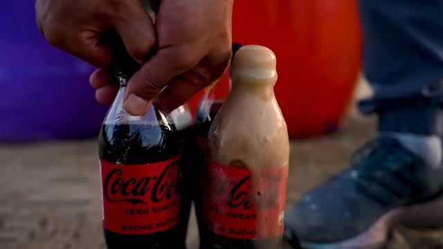 Большая порция зубной пасты в шариках от Coca-Cola, Pepsi, Fanta, 7up, Mirinda и Mentos смотреть онлайн