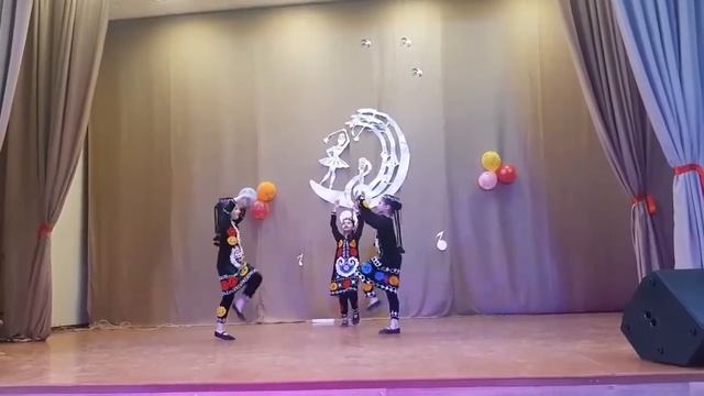 Таджикский танец "Седухтаракон будэм" ансамбль "Визави", рук. Орлова Н.Н. п.Парфино, 2021г. смотреть онлайн