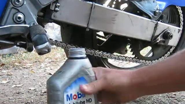 смазываем мотоцепь.