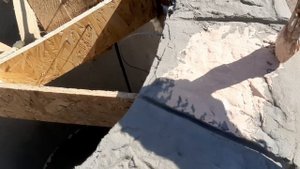 Декоративный камень из плиточного клея на колодце (часть 2)