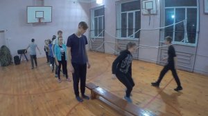 Прыжки через скамейку. Главное упражнение пешеходного туризма.