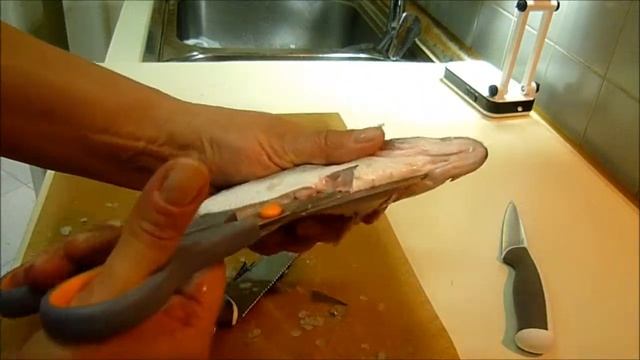 Как почистить Морской Судак Come pulire Spigola Branzino