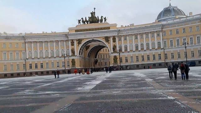 Санкт-Петербург. Один из ангелов, символично охраняющих Северную столицу, посажен под засов