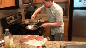 КАК ПРИГОТОВИТЬ ВКУСНЕЙШИЙ БУРГЕР ДОМА | How to make Easy Burger #ИванКас