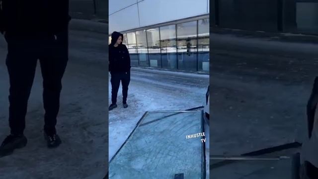 ЛИТВИН ВЫЕХАЛ ИЗ АВТОСАЛОНА ЧЕРЕЗ СТЕКЛО КАК В ГТА смотреть онлайн