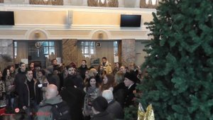 Флешмоб на вокзале в Донецке. Песня из к/ф "Офицеры" (03.12.2016)